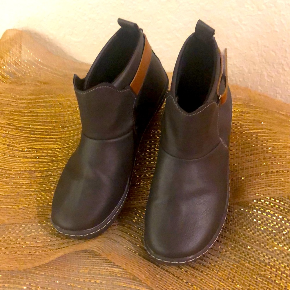 Ankle boots that are like new, Taupe, beige strap with Velcro to tighten